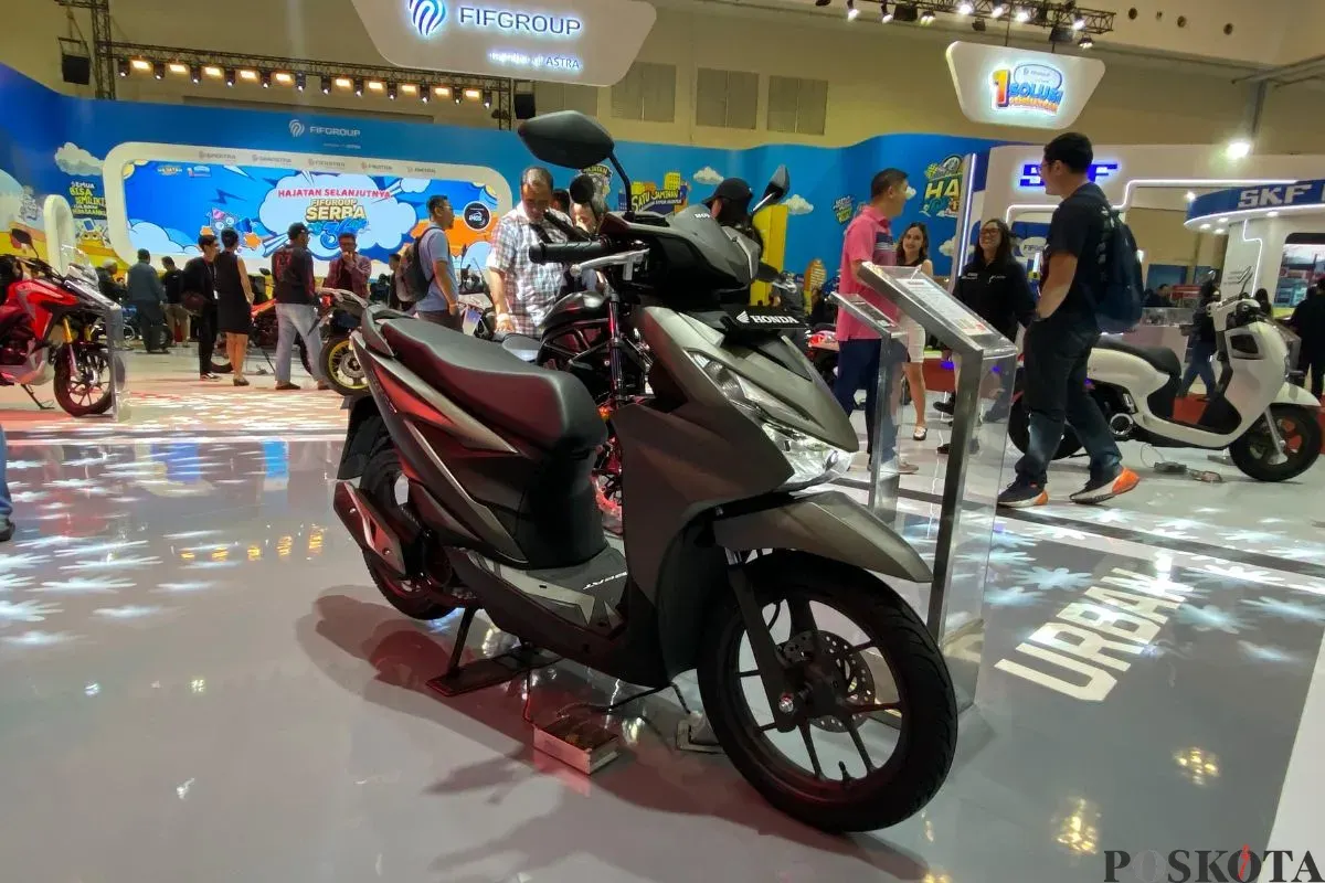 Honda Beat masuk jajaran motor matic dengan harga di bawah Rp20 juta saat gelaran IMOS 2025, ICE BSD, Padegangan, Kabupaten Tangerang. (Sumber: Poskota/Erwan Hartawan)