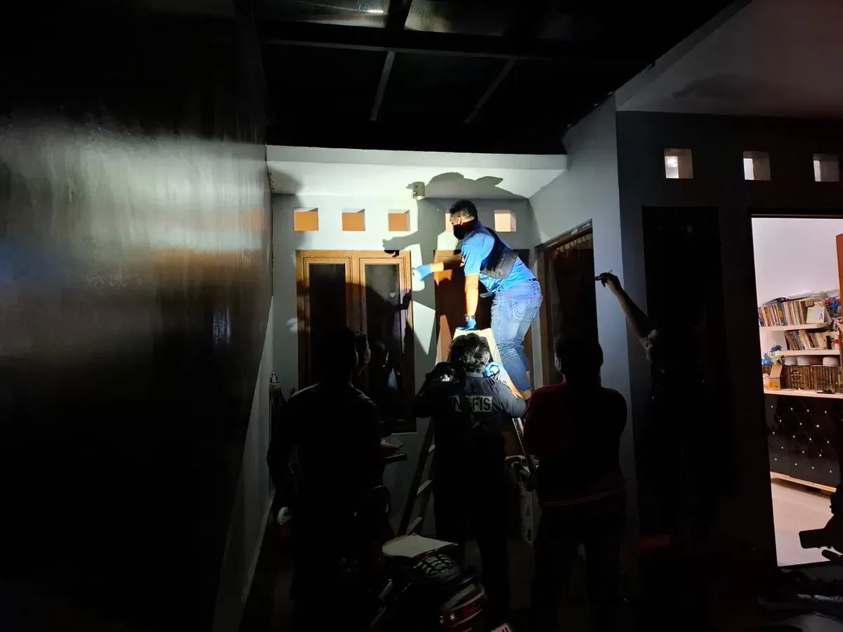 Anggota Polsek Cimanggis melakukan olah TKP rumah dibobol maling daerah Tapos, Kota Depok. (Sumber: Polsek Cimanggis)