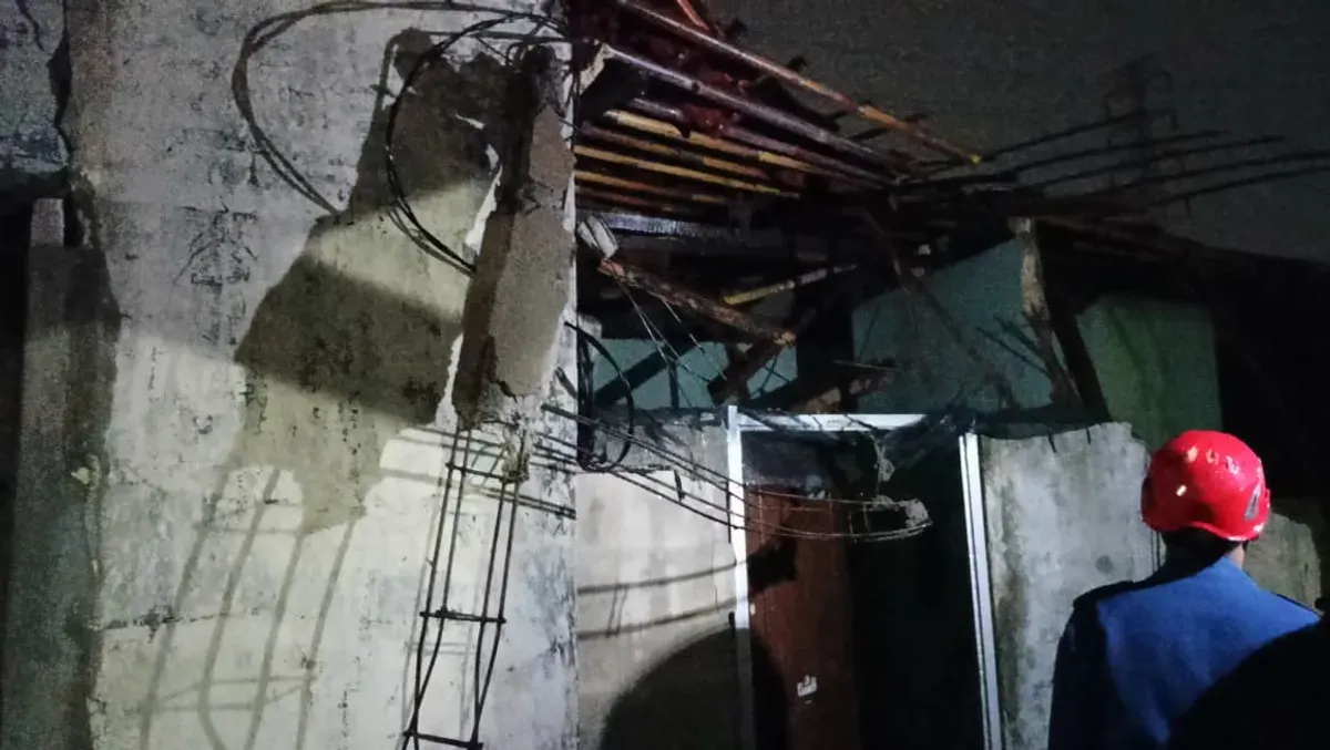 Petugas Damkar melakukan Assesment rumah roboh akibat hujan deras berhasil selamatkan satu keluarga. (Sumber: Damkar Kota Depok)
