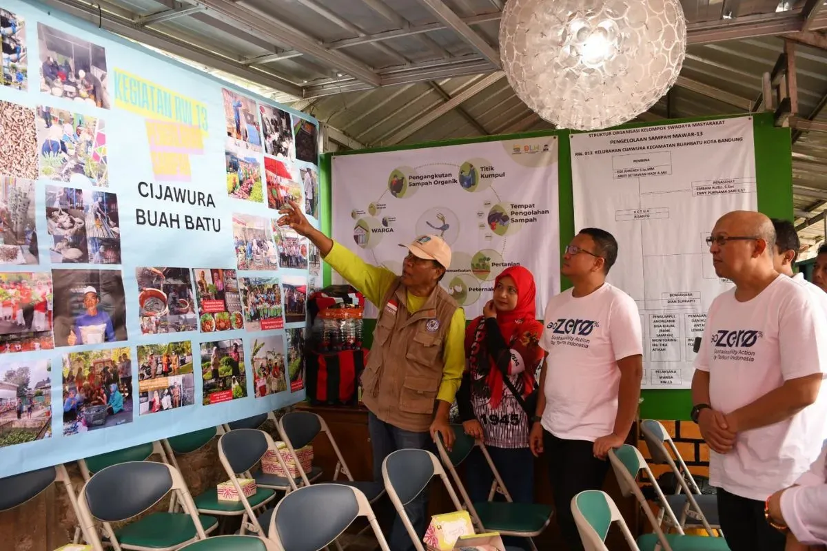 VP Sustainability Telkom Gunawan Wasisto dan GM Telkom Witel Bandung Ferry Zuljanna saat mengunjungi Desa Cijawura, Kecamatan Buah Batu, Kota Bandung. (Sumber: Dok. Telkom Indonesia)