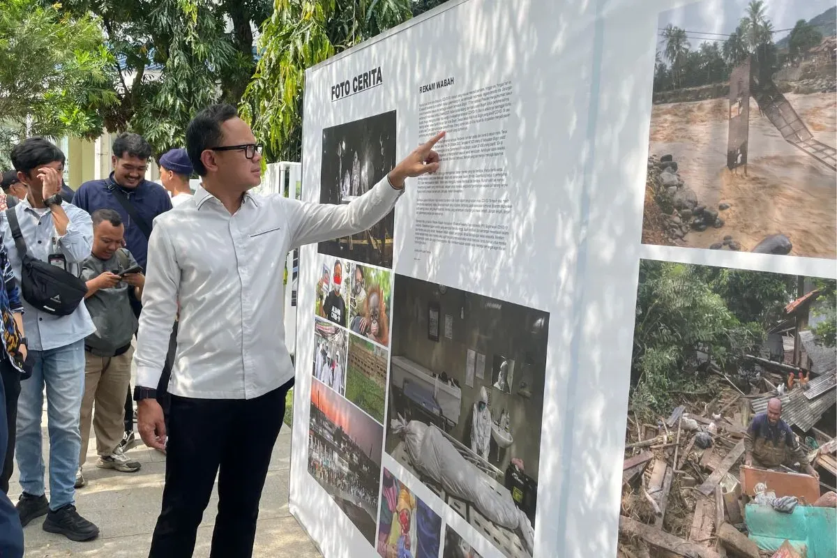 Wamendagri, Bima Arya melihat pameran foto Satu Dekade PFI Bogor di Alun-Alun Kota Bogor, Jumat, 26 September 2025. (Sumber: Dok. PFI Bogor)