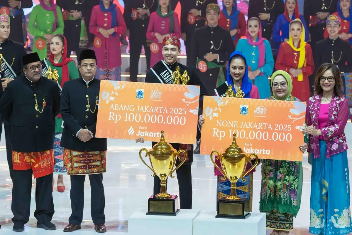 Pemenang Abang dan None Jakarta 2025 menerima hadiah tabungan senilai Rp100 juta dari Bank Jakarta pada malam puncak pemilihan di Taman Ismail Marzuki, Jakarta, Jumat, 26 September 2025. (Sumber: Istimewa)