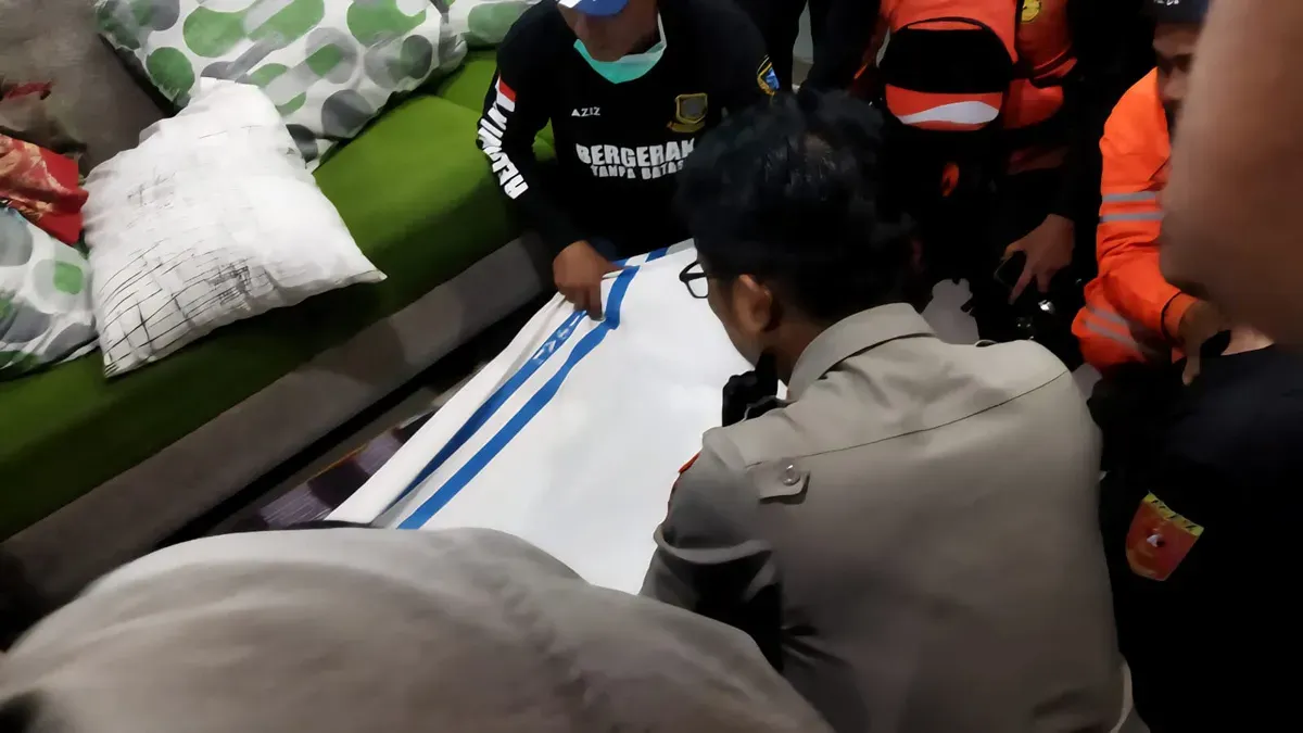 Petugas mengevakuasi jenazah bocah 10 tahun yang tewas terseret arus gorong-gorong di Bojonggede, Kabupaten Bogor. (Sumber: Polsek Bojonggede)