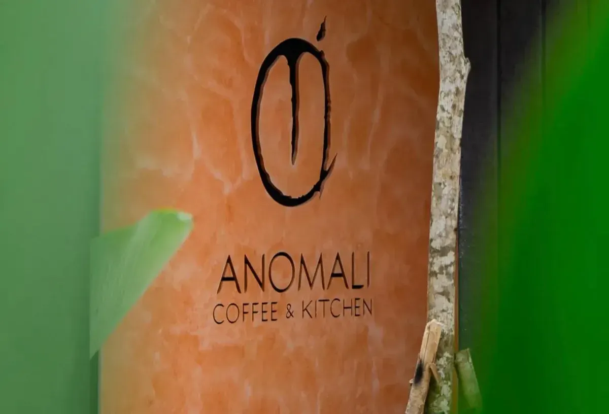 Daftar rekomendasi coffee shop untuk WFC di Jakarta dengan WiFi kencang dan banyak colokan. (Sumber: Instagram/@anomalicoffee)