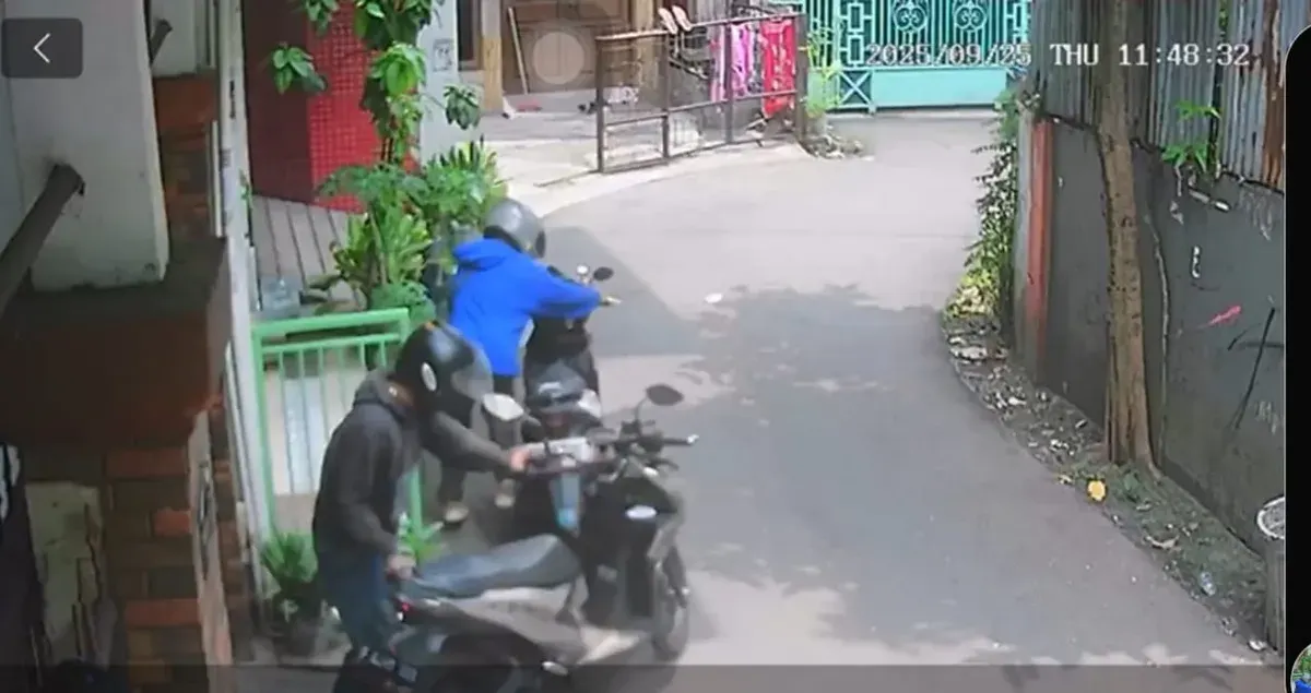 Tangkap layar komplotan curanmor saat gasak dua motor milik penghuni kos di Gang Samudra, Kebon Jeruk, Jakarta Barat, Jumat, 26 September 2025.