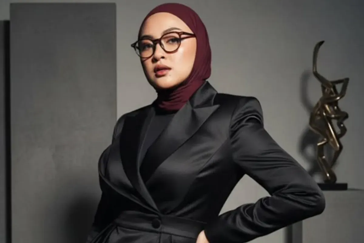 Hasil foto mirip photoshoot yang sedang tren hanya menggunakan prompt Gemini AI. (Sumber: Google Gemini)
