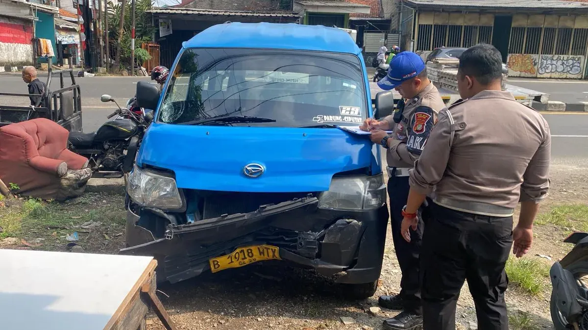 Petugas Laka Lantas Polres Metro Depok melakukan olah TKP di Jalan Raya Parung-Bojongsari, Kota Depok. (Sumber: Dok Gakkum Polres Metro Depok)