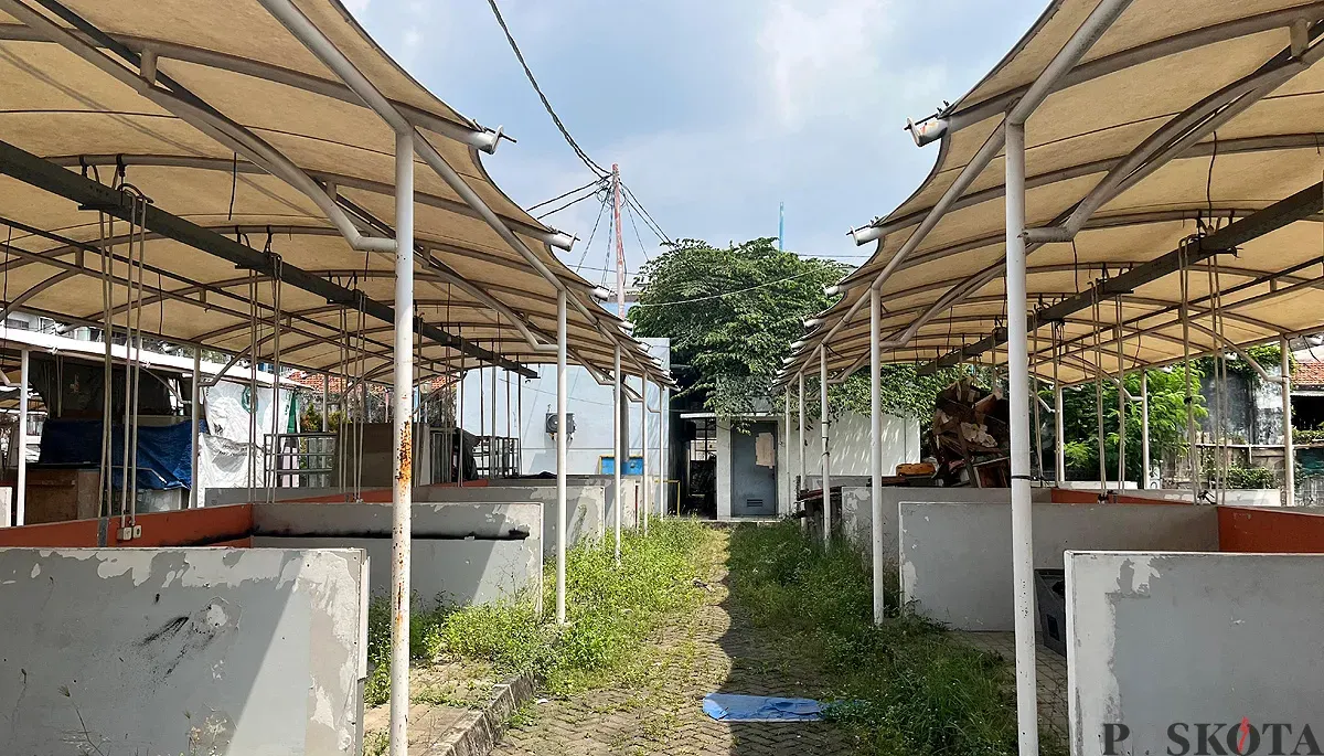 Situasi Lokbin Intan yang dijadikan tempat peristirahatan gelandangan dan pengamen. (Sumber: POSKOTA | Foto: M Tegar Jihad)