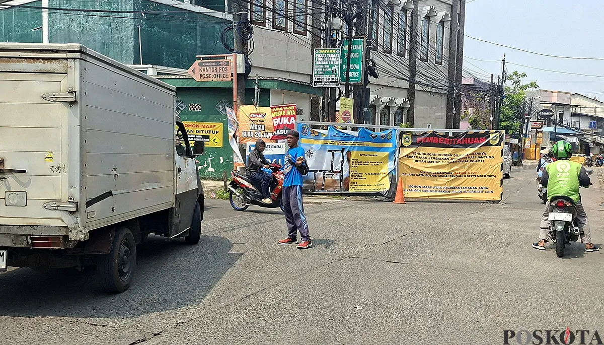 Situasi lalu lintas di Jalan Raya Asrama Kostrad, Kecamatan Cilodong, Kota Depok. (Sumber: POSKOTA | Foto: Angga Pahlevi)