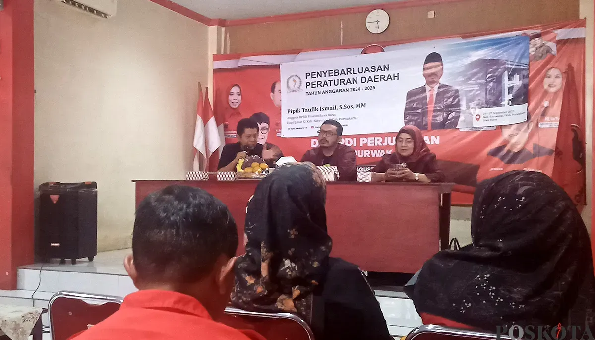 Anggota DPRD Jabar, Pipik Taufik Ismail (tengah) saat menyosialisasikan Perda di Kantor DPC PDIP Purwakarta, Sabtu, 27 September 2025. (Sumber: POSKOTA | Foto: Dadan Sukmana)