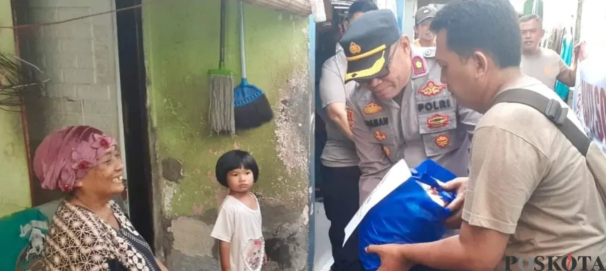 Kapolsek Beji Kompol Josman Harianja blusukan bersama anggota membagikan bantuan paket sembako ke warga ibu-ibu yang tinggal di dalam gang sempit Kelurahan Beji, Kota Depok, langsung tersenyum bahagia. (Sumber: Poskota/Angga Pahlevi)