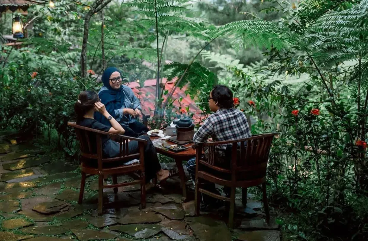 Rekomendasi tempat spot nongkrong di Bogor yang hadir dengan layanan 24 jam. (Sumber: Instagram/@kafealam_)
