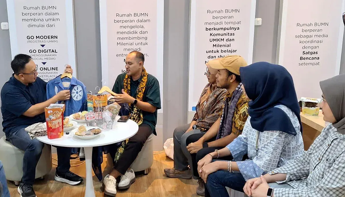 SVP Group Sustainability & Corporate Communication Telkom Ahmad Reza saat mengunjungi Rumah BUMN Pekalongan. (Sumber: Corcom Telkom)