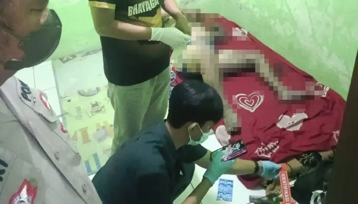Petugas mengidentifikasi TKP penemuan mayat lelaki di kontrakan, Gang Roda, Kelurahan Sindangbarang, Kota Bogor. (Sumber: Dok Polsek Bogor Barat)