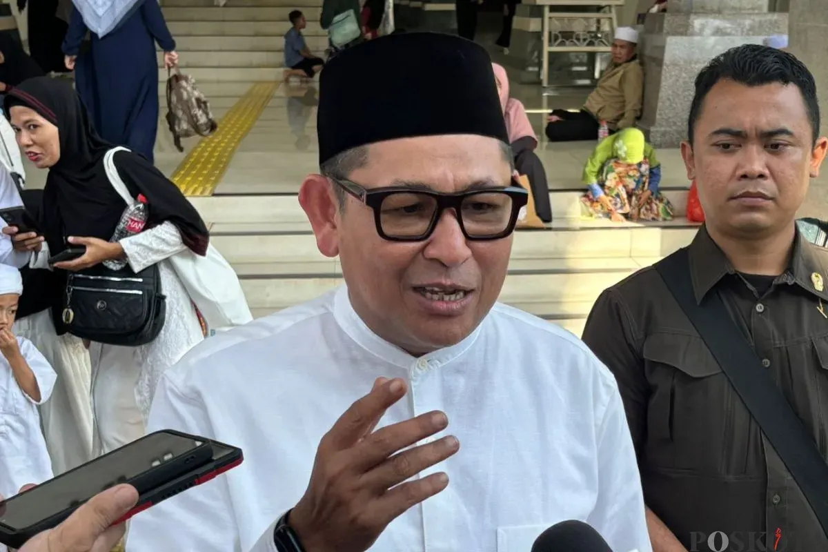 Anggota Komisi C DPRD Jakarta, Lukmanul Hakim menanggapi dugaan keracunan MBG di Masjid Raya KH. Hasyim Asy'ari, Daan Mogot, Jakarta Barat, Minggu, 28 September 2025. (Sumber: Poskota/Pandi Ramedhan)