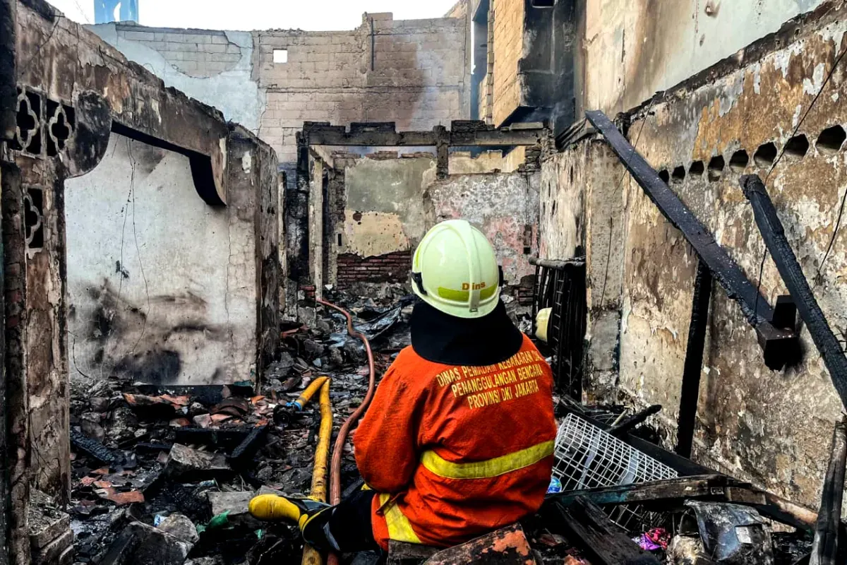 Potret petugas Gulkarmat Jakarta Barat memadamkan api saat insiden kebarakan Tamansari, Jakarta Barat pada Minggu, 28 September 2025. (Sumber: Poskota/Bilal Nugraha Ginanjar)