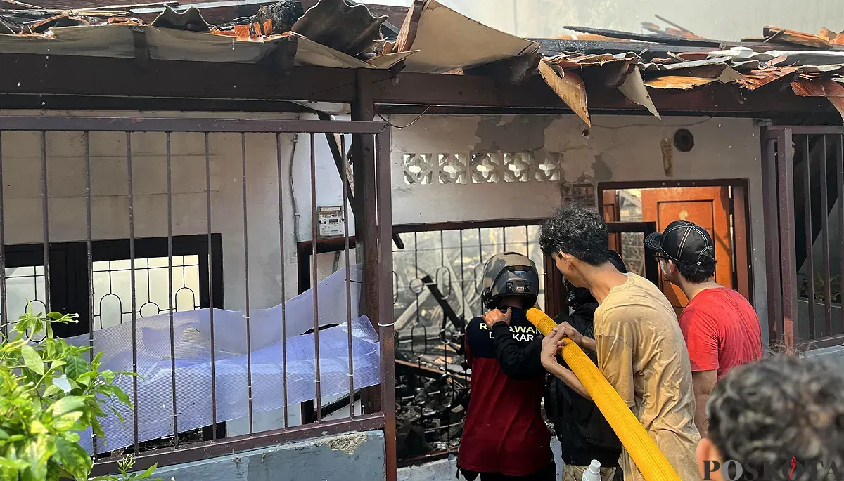 Warga membantu petugas damkar memadamkan api yang membakar ratusan rumah di Gang Langgar 1 RW 06, Kelurahan Tangki, Kecamatan Tamansari, Jakarta Barat, Minggu, 28 September 2025. (Sumber: POSKOTA | Foto: Pandi Ramedhan)