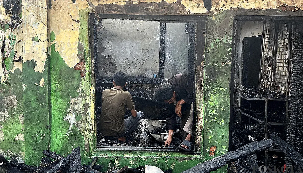 Warga mencari barang di tengah puing-puing rumahnya yang hangus terbakar di Gang Langgar, Kecamatan Tamansari, Jakarta Barat, Minggu, 28 September 2025. (Sumber: POSKOTA | Foto: Pandi Ramedhan)