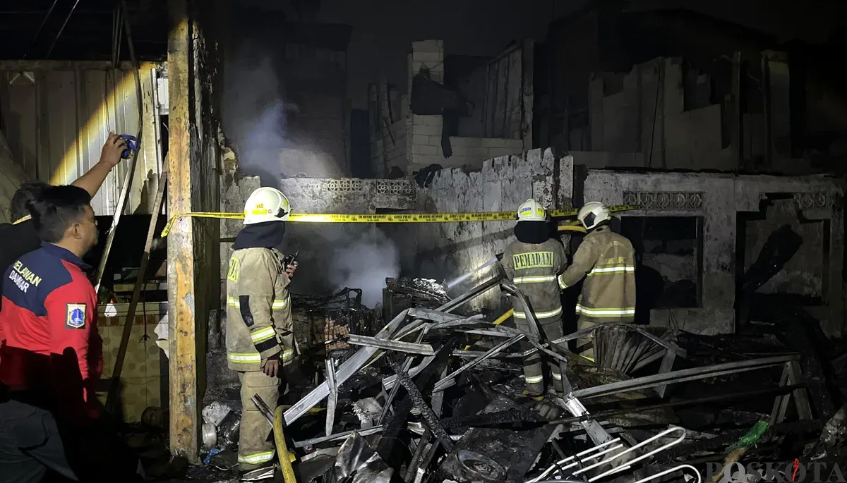 Petugas damkar melakukan pendinginan di lokasi kebakaran, Gang Langgar 1, Kelurahan Tangki, Kecamatan Tamansari, Jakarta Barat, Minggu, 28 September 2025. (Sumber: POSKOTA | Foto: Pandi Ramedhan)