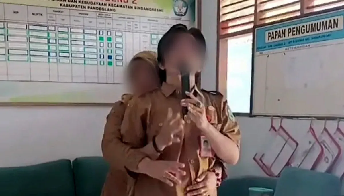 Tangkap layar oknum kepsek dan guru SD di Sindangresmi, Pandeglang, saat karaokean sambil berpelukan di sekolah.