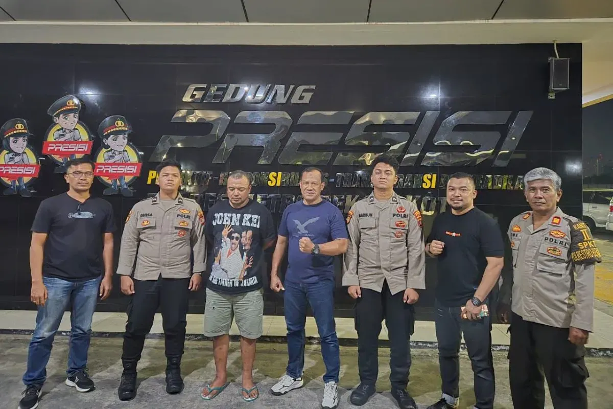 Christian Kapau alias Kece penganiaya kurir paket menyerahkan diri ke Polres Metro Bekasi Kota setelah sempat kabur, Minggu, 28 September 2025. (Sumber: Dok. Polres Metro Bekasi Kota)
