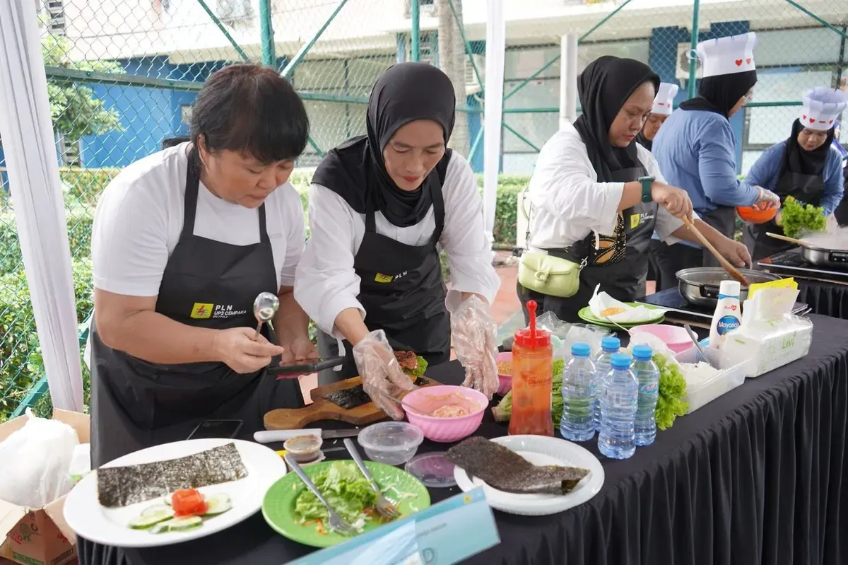 Peserta lomba Cooking Competition “Kompor Listrik ON, Serunya Masak Tanpa Batas” di Kecamatan Cempaka Putih, Jakarta Pusat, tengah menyiapkan hidangan menggunakan kompor induksi. (Sumber: Dok. PLN UID Jakarta Raya)