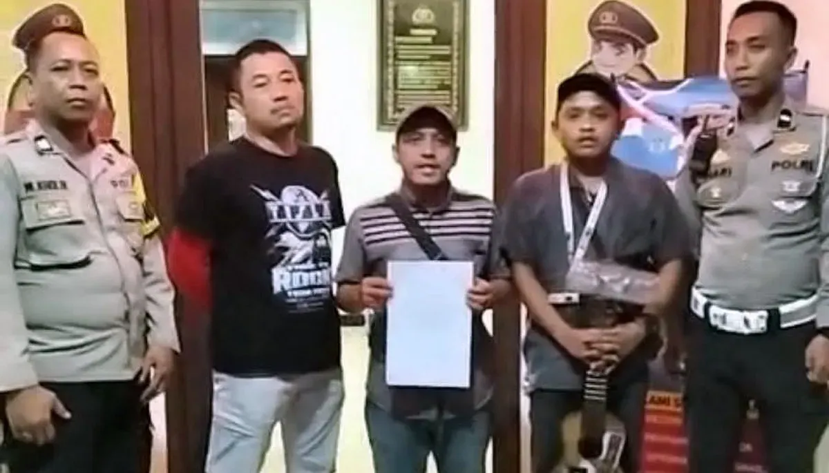 A (kedua dari kanan) saat menyampaikan permintaan maaf setelah diamankan karena memaksa mengamen di dalam bus wisatawan asal Jakarta di kawasan wisata Puncak Bogor. (Sumber: Dok Polsek Megamendung)