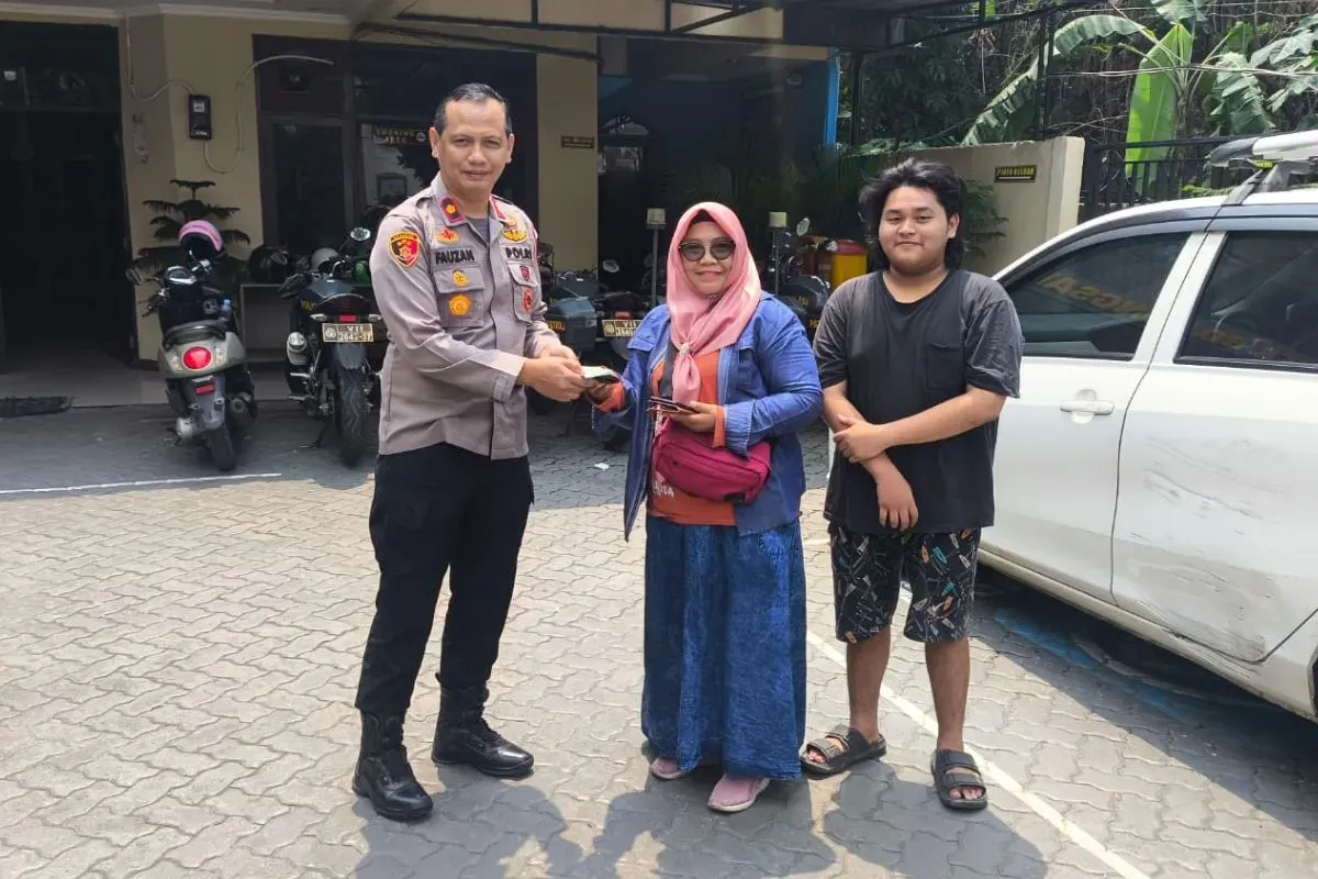 Kapolsek Bojongsari, Kompol Fauzan menyerahkan mobil kepada korban penggelapan kendaraan. (Sumber: Dok. Polsek Bojongsari)