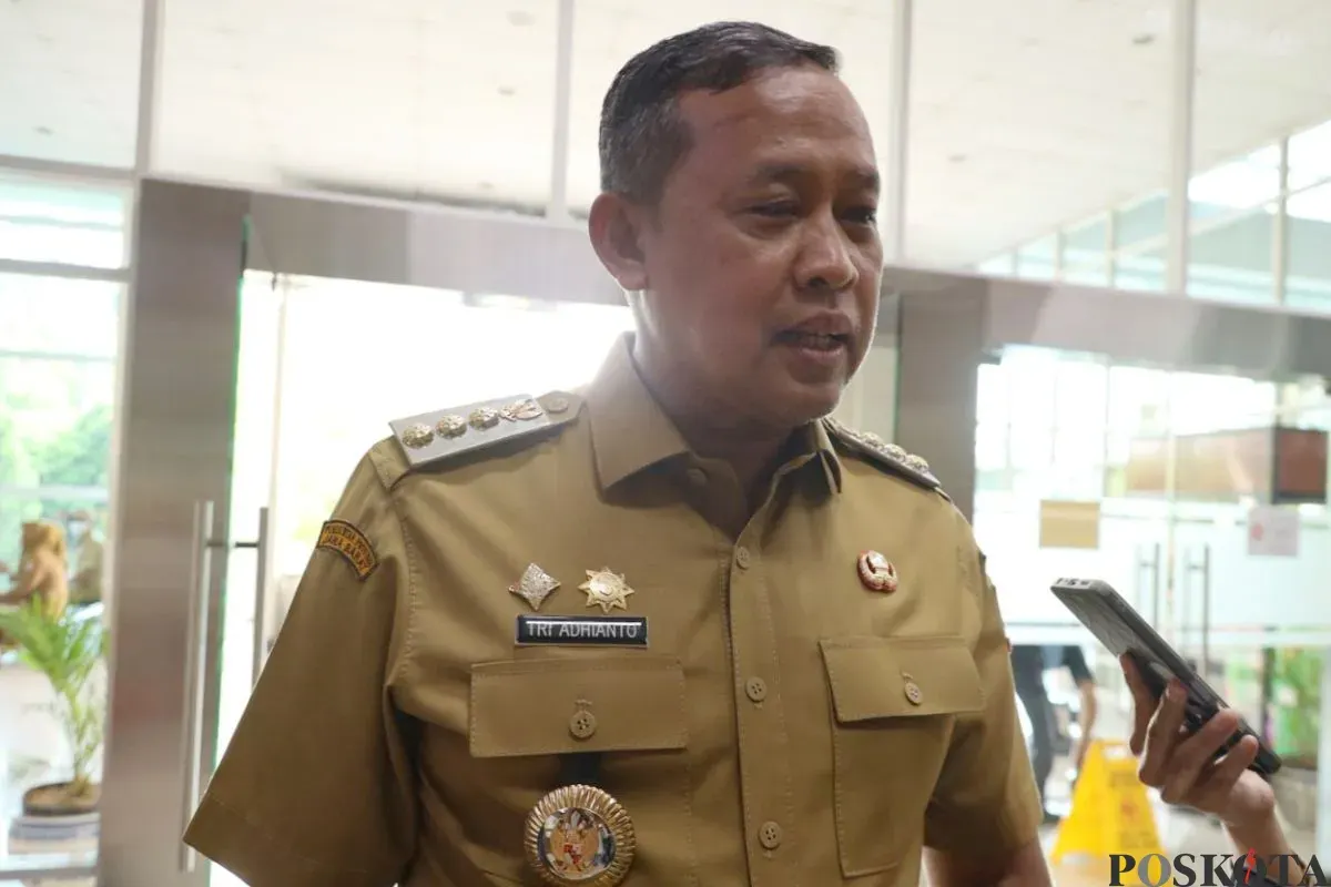 Wali Kota Bekasi, Tri Adhianto, memastikan pelantikan PPPK tahap II akan digelar pada 1 Oktober 2025 mendatang di Plaza Pemkot Bekasi, Senin, 29 September 2025. (Sumber: Poskota/Nurpini Aulia Rapika)