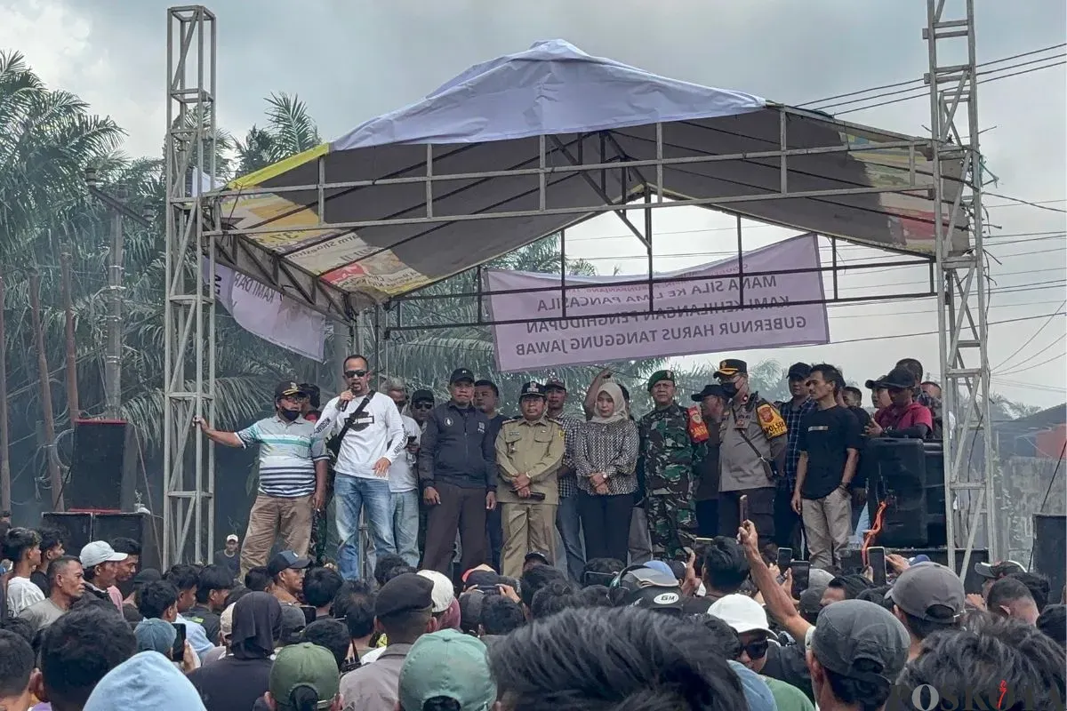 DPRD Kabupaten Bogor mendengar penolakan aktivitas tambang dihentikan di pertigaan Pasar Lebakwangi, Desa Rangasjajar, Kecamatan Cigudeg, Senin, 29 September 2025. (Sumber: Poskota/Giffar Rivana)