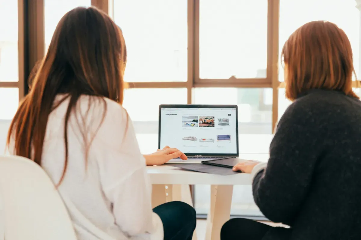 6 Cara Investasi ke Diri Sendiri, Salah Satunya Menabung (Sumber: Unsplash/KOBU Agency)
