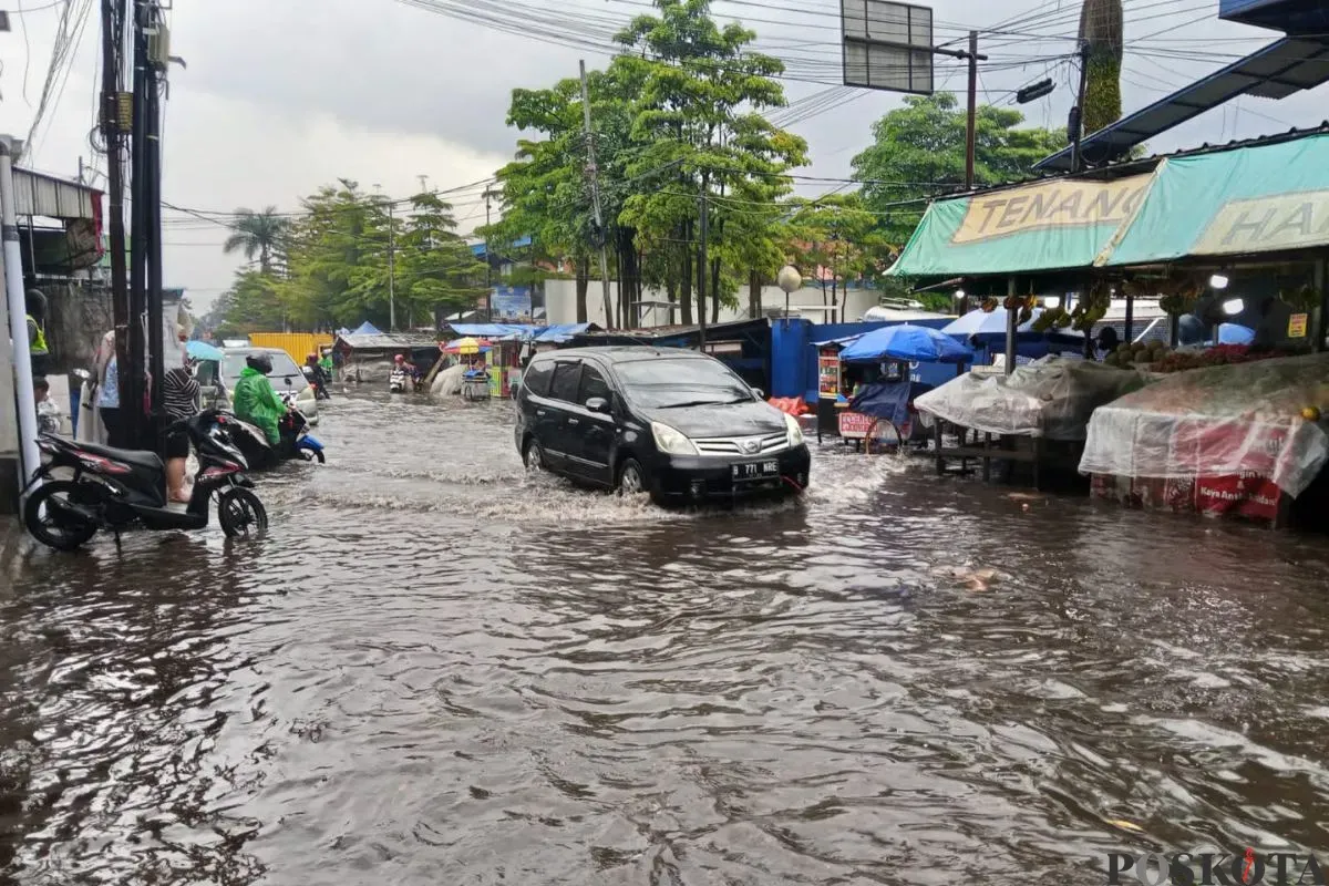 Kondisi banjir di kawasan Lembang, Kabupaten Bandung Barat, Senin, 29 September 2025. (Sumber: Poskota/Gatot Poedji Utomo)
