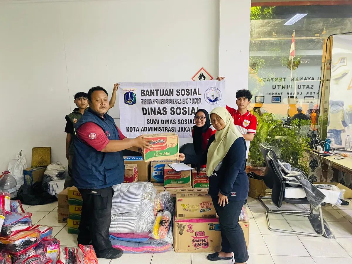 Dinas Sosial DKI Jakarta saat memberikan bantuan logistik bagi penyintas korban kebakaran Taman Sari, Jakarta Barat. (Sumber: Kominfotik Dinsos DKI Jakarta)