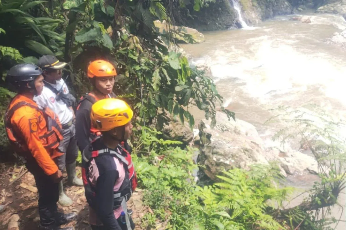 Petugas melakukan pencarian terhadap pria yang hilang setelah terpeleset di Sungai Cikaniki, Nanggung, Kabupaten Bogor. (Sumber: Dok. BPBD Bogor)