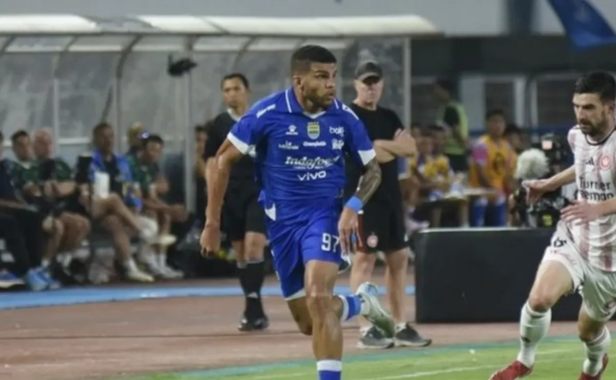 Berguinho, gelandang serang Persib Bandung asal Brasil, tengah dalam pemulihan cedera dan diragukan tampil melawan Bangkok United di AFC Champions League Two 2025/2026. (Sumber: Dok/ilague.id)