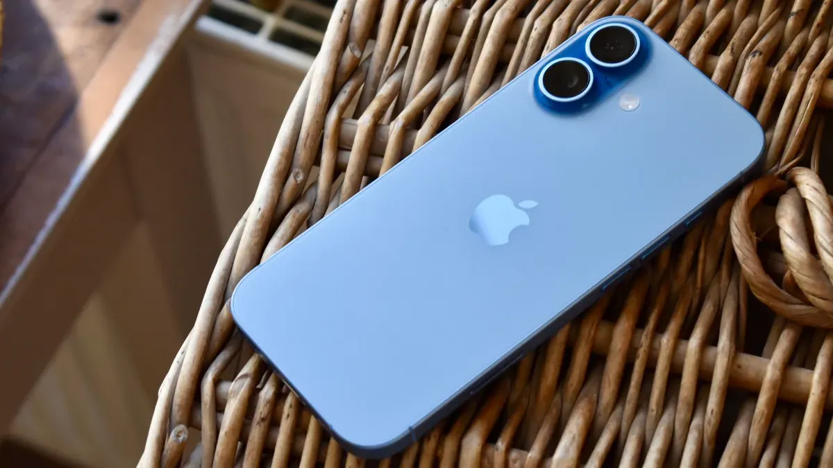 Perbandingan iPhone 16 Pro Max vs iPhone 17 (Sumber: X/@OutofGalaxyy)