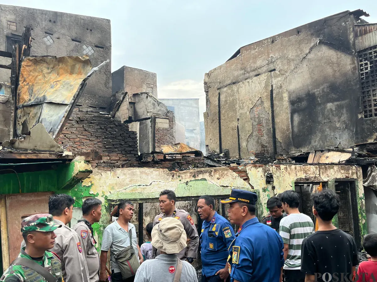 Kepulan asap masih menyala di lokasi kebakaran, Kelurahan Tangki, Kecamatan Tamansari, Jakarta Barat, Senin, 29 September 2025. (Sumber: POSKOTA | Foto: M Tegar Jihad)