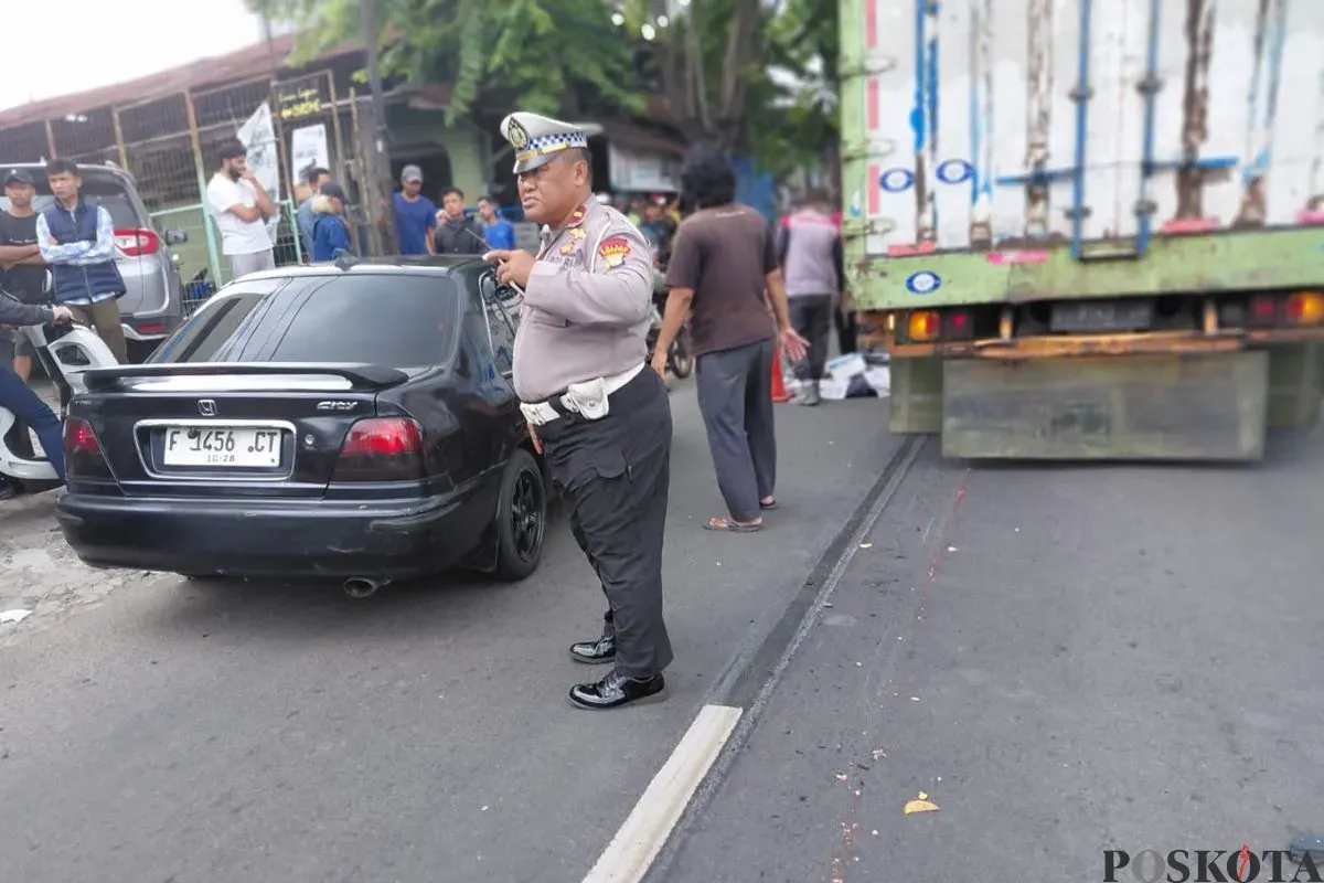 Situasi lalu lintas di TKP kecelakaan di Jalan Raya Jakarta KM 31 RT 01/RW 05, Kelurahan Cisalak, Kecamatan Sukmajaya, Kota Depok, Senin, 29 September 2025. (Sumber: Poskota/Angga Pahlevi)