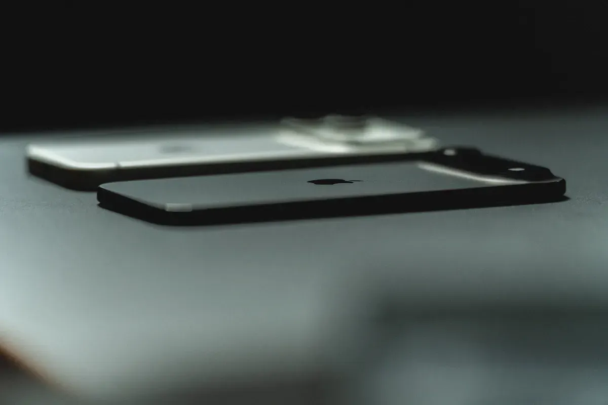 iPhone 17 Air sebagai ponsel tertipis sepanjang sejarah Apple dengan ketebalan hanya 5,64 mm. (Sumber: X/@misc_log)