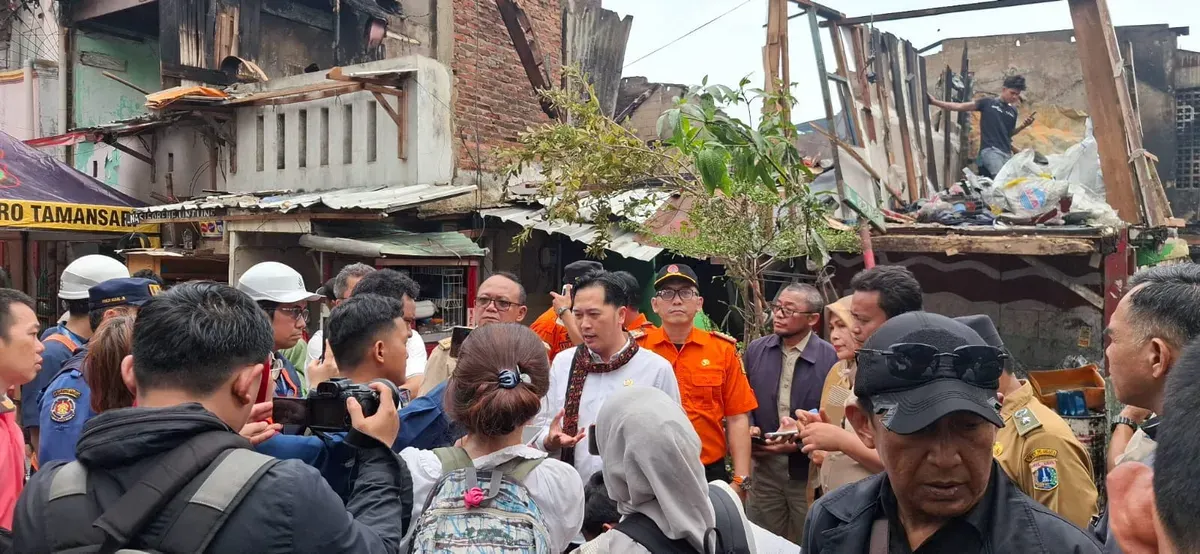 Anggota DPRD Jakarta, Kevin Wu, saat meninjau lokasi kebakaran di Kelurahan Tangki, Kecamatan Tamansari, Jakarta Barat. (Sumber: Istimewa)