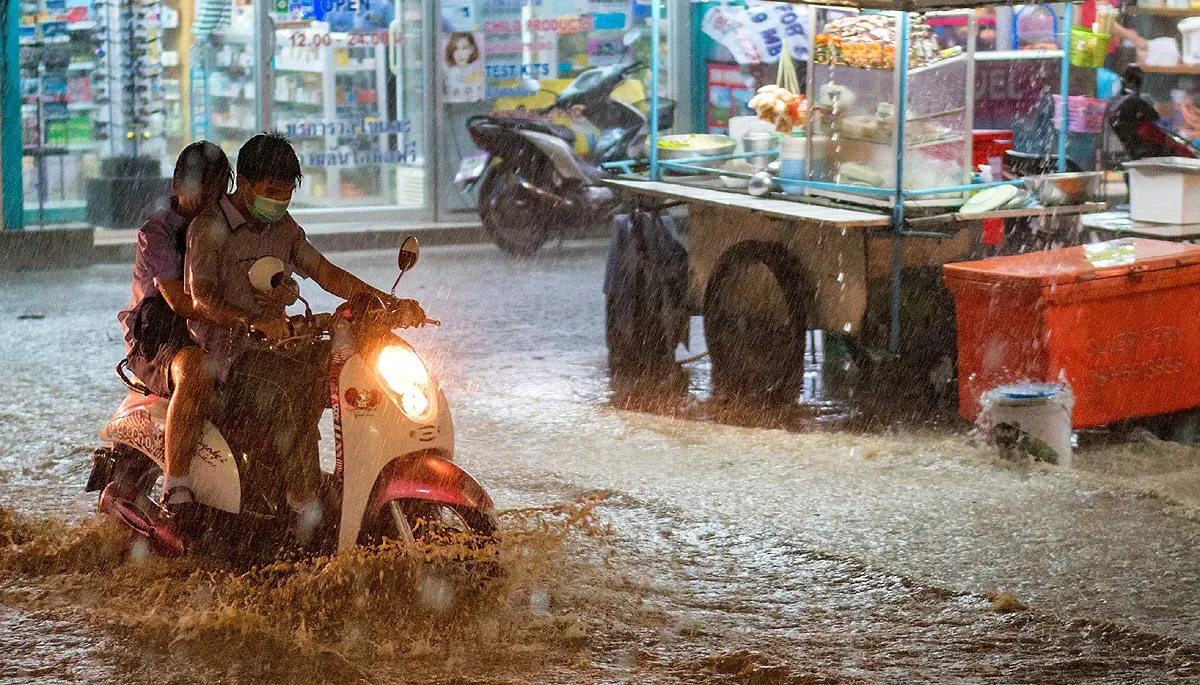 Tips aman berkendara motor saat berada di cuaca ekstrem. (Sumber: Pixabay | Foto: Qimono)
