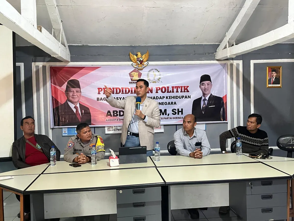 SOSIALISASI: Anggota Komisi IV DPRD Jawa Barat, Abdul Karim, saat menggelar sosialisasi pendidikan politik di aula Desa Nagrak, Kecamatan Cianjur, Kabupaten Cianjur. (Sumber: Istimewa)