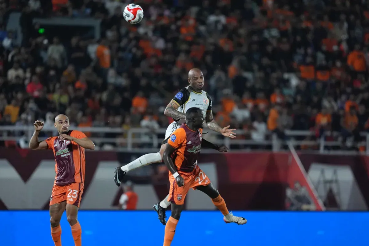 Potret pemain Persija Jakarta, Gustavo Almeida saat berduel di udara dengan pemain Borneo FC. (Sumber: Persija)