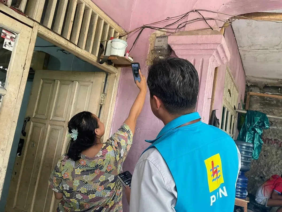 Manager PLN UP3 Bintaro Hendar Prisnadianta (kanan) memberikan edukasi langsung kepada pelanggan untuk melakukan Catat Meter Mandiri. (Sumber: Dok. PLN UID Jakarta Raya)