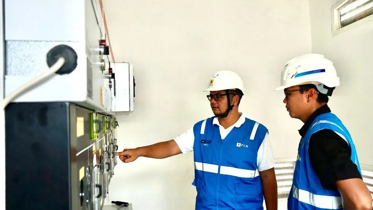 Manager PLN UP3 Cengkareng, Robin Septavyn (kiri), bersama petugas PLN melakukan pengecekan panel listrik saat proses penyalaan listrik untuk PT Niscala Energi Indonesia. (Sumber: Dok PLN UID JAkarta Raya)