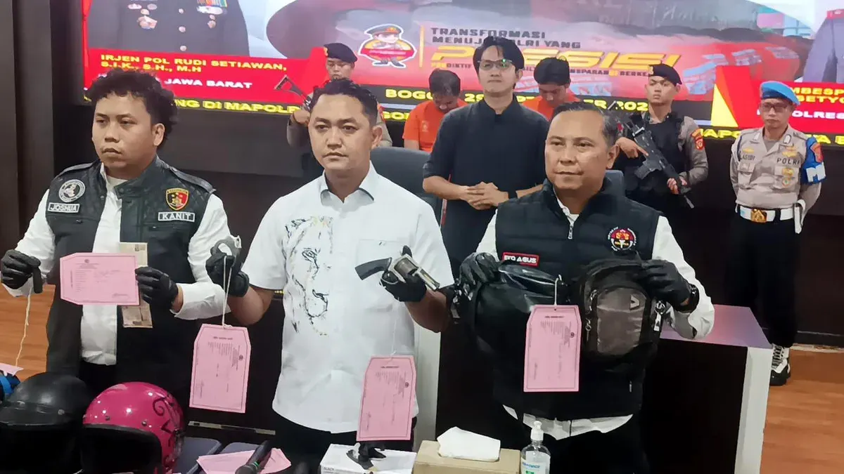 Polisi menunjukkan barang bukti yang disita dari pelaku pencurian dan kekerasan terhadap dua remaja di Jalan Raya Pancasan, Kota Bogor. (Sumber: Istimewa)