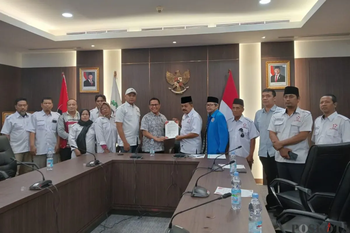 DPRD Jakarta menerima aspirasi yang disampaikan pedagang kecil terkait pembahasan Raperda KTR, Senin, 29 September 2025. (Sumber: Poskota/Pandi Ramedhan)