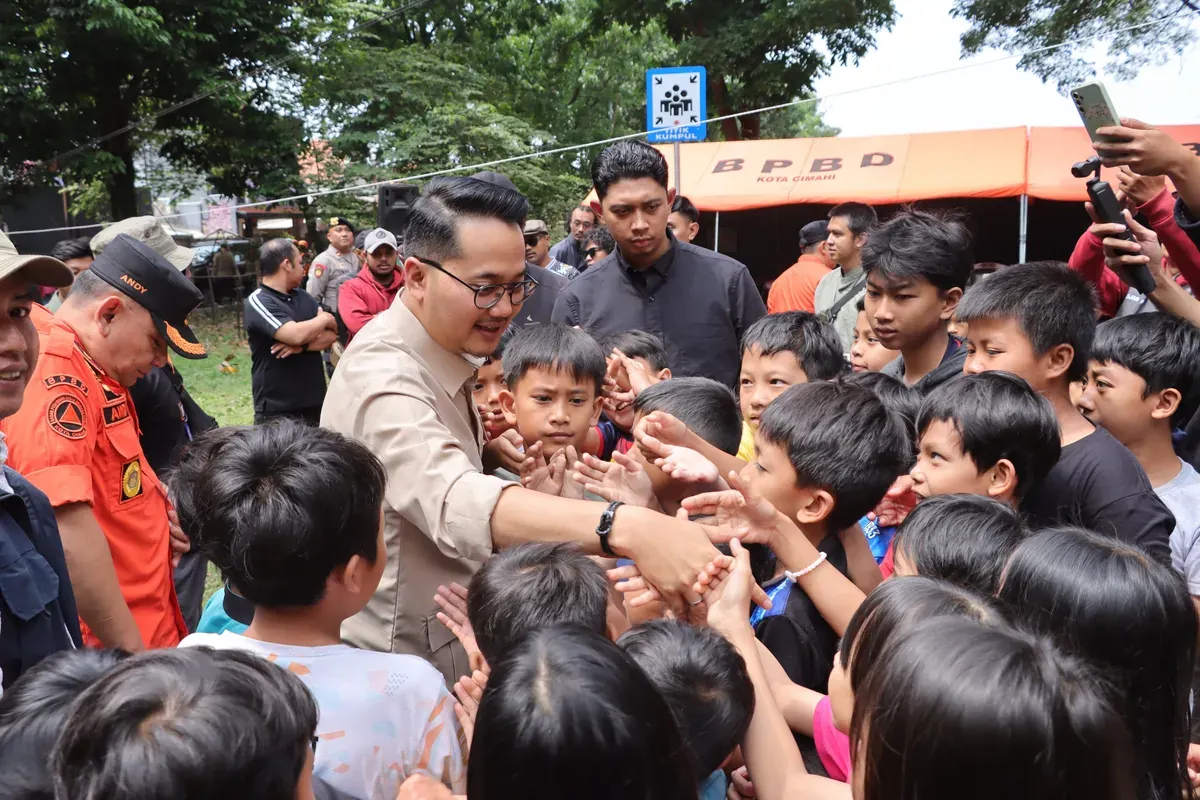 Wakil Wali Kota Cimahi, Adhitia Yudhistira saat simulasi bencana alam di Cigugur halaman Rusunawa Kelurahan Cigugur Tengah, Kecamatan Cimahi Tengah, Kota Cimahi.
