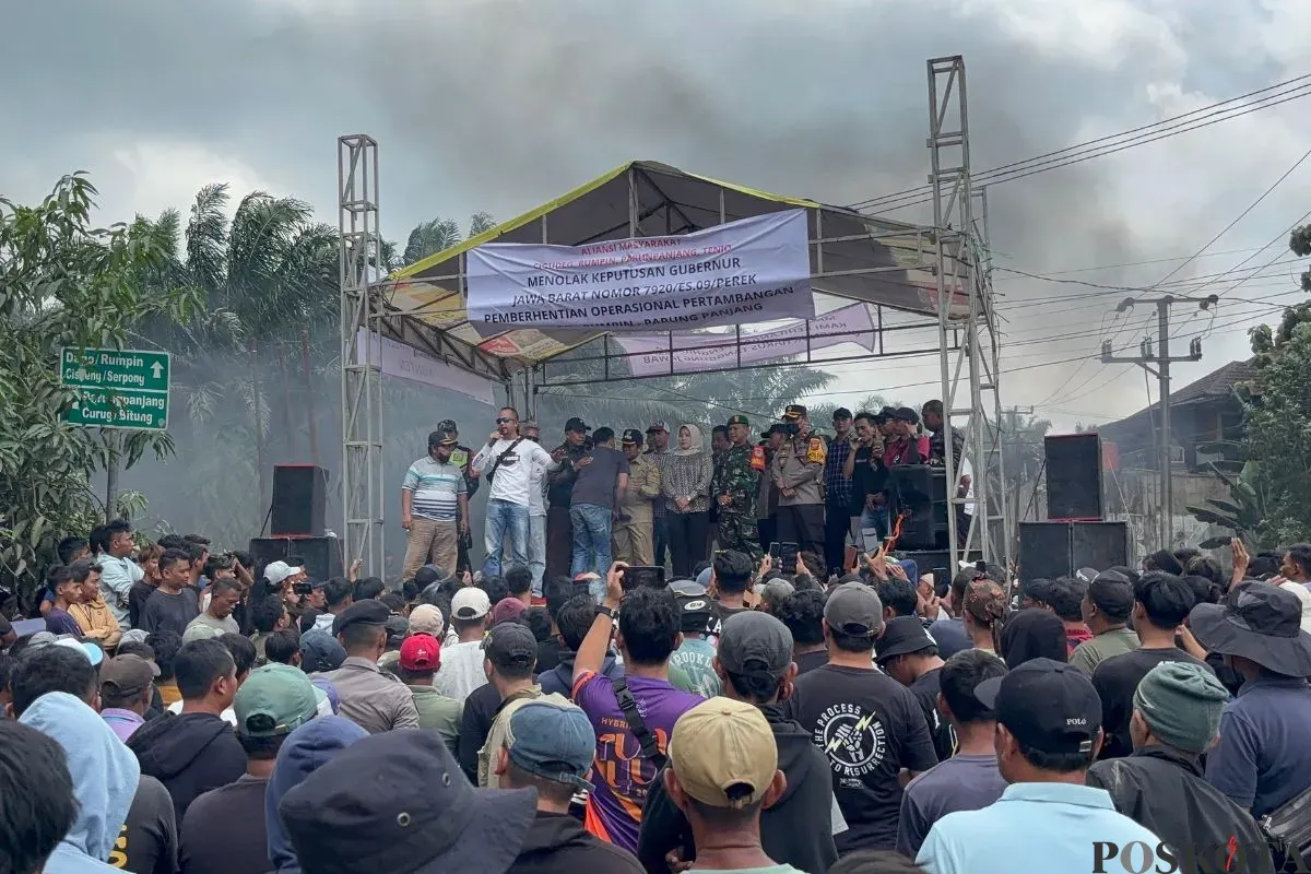 Warga berkumpul di Desa Rangasjajar, Kecamatan Cigudeg, Kabupaten Bogor, menolak kebijakan aktivitas tambang dihentikan, Senin, 29 September 2025. (Sumber: Poskota/Giffar Rivana)