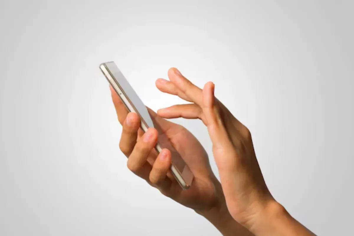 Ilustrasi risiko ponsel iPhone dan Android jarang update sistem operasi. (Sumber: Freepik/Jcomp)